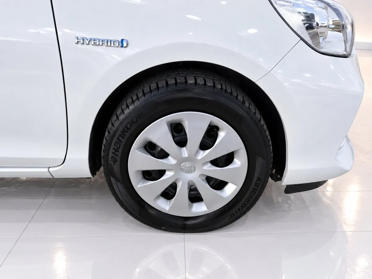 Toyota Aqua Hatchback, Petrol Hybrid, 2014, White