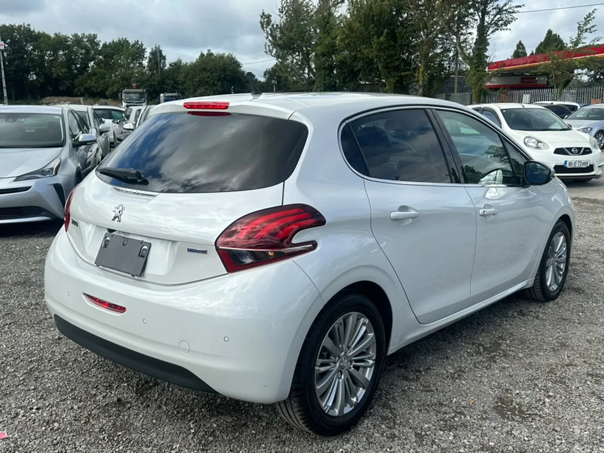 Peugeot 208 Hatchback, Petrol, 2017, White
