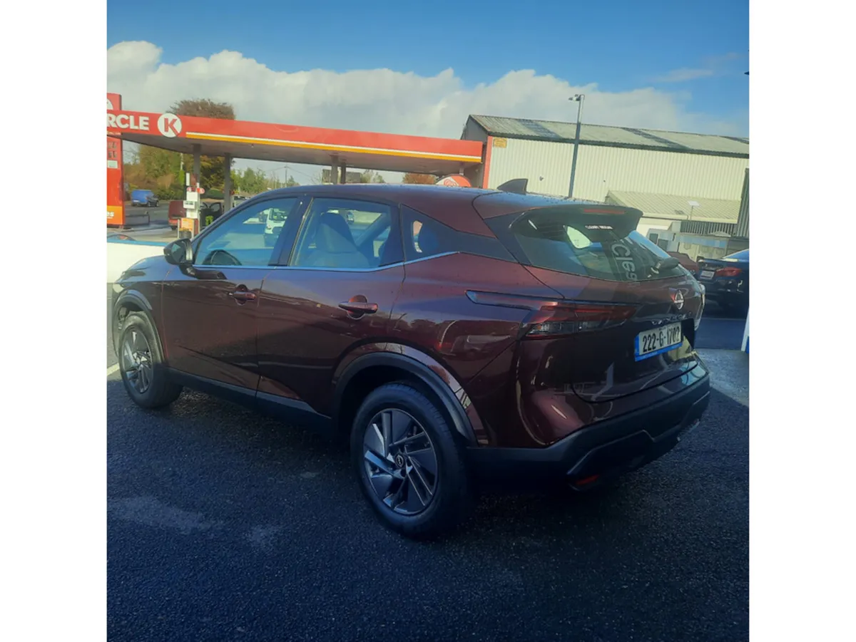 Nissan Qashqai MPV, Petrol, 2022, Red