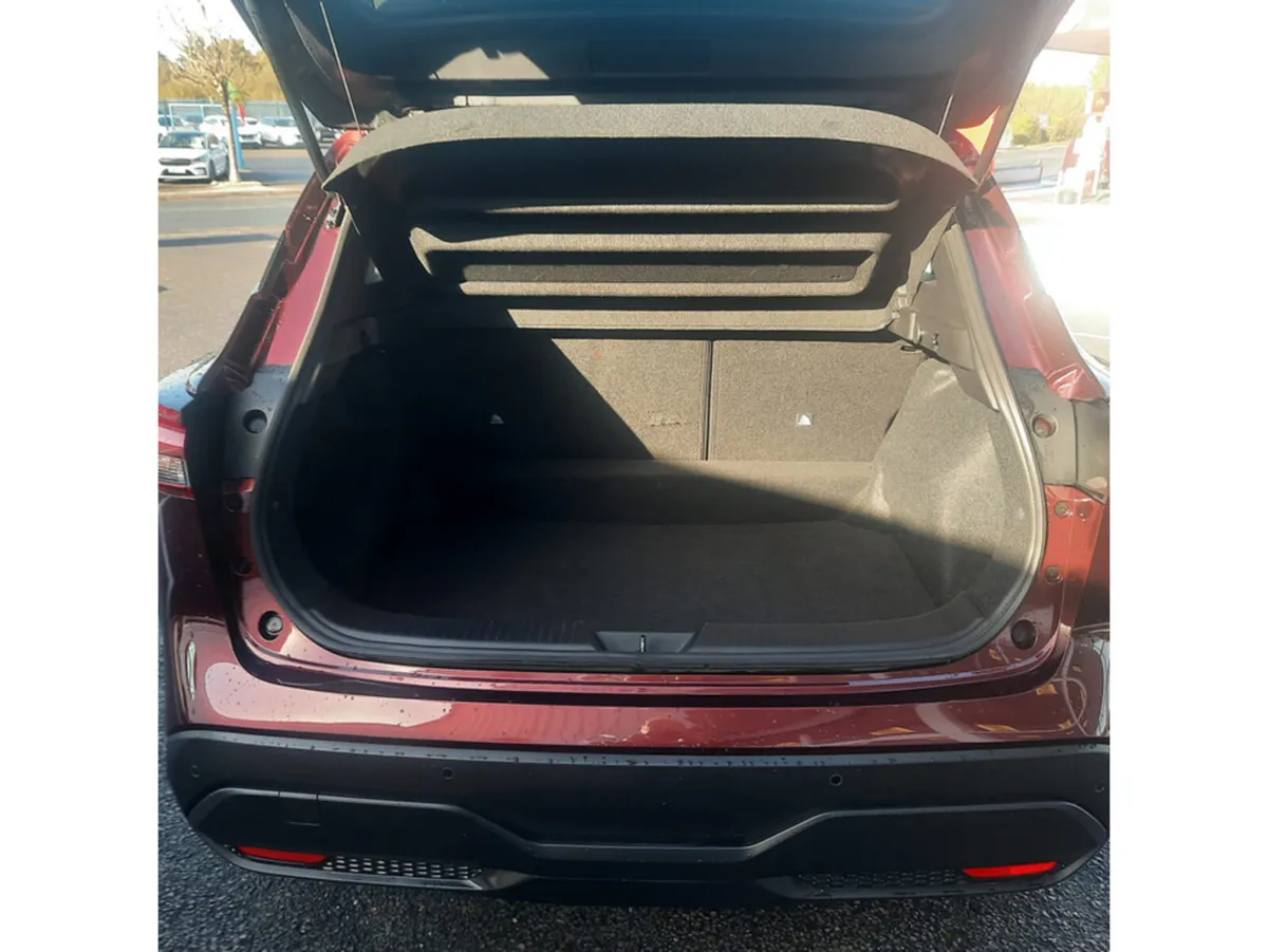 Nissan Qashqai MPV, Petrol, 2022, Red