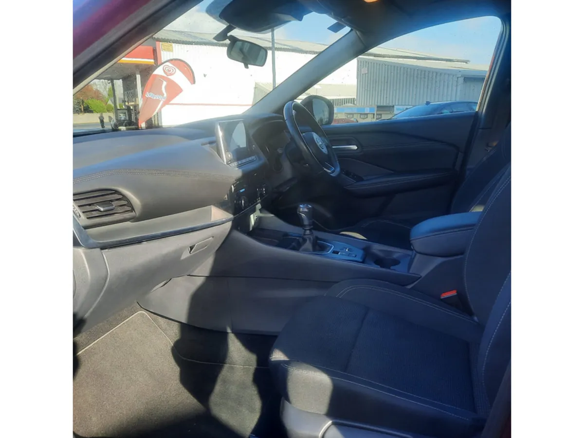 Nissan Qashqai MPV, Petrol, 2022, Red