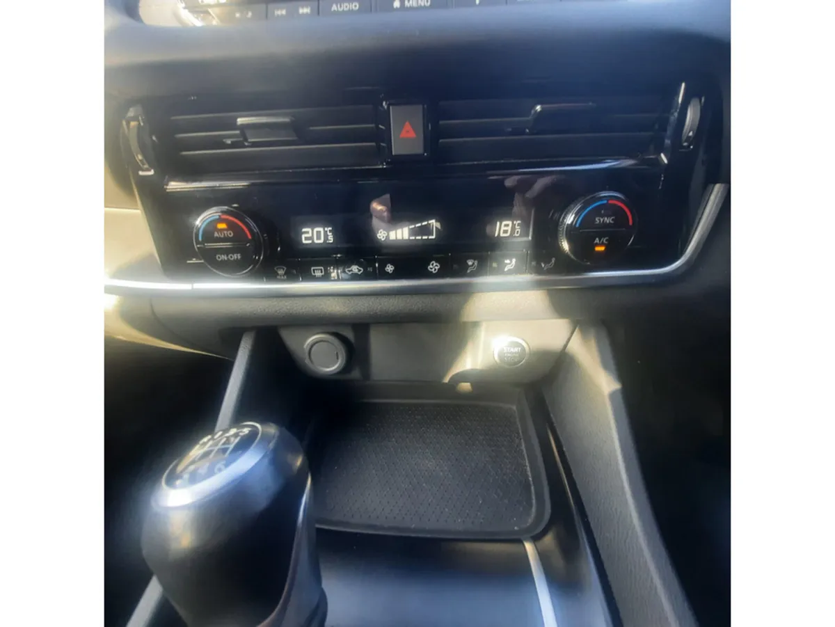 Nissan Qashqai MPV, Petrol, 2022, Red
