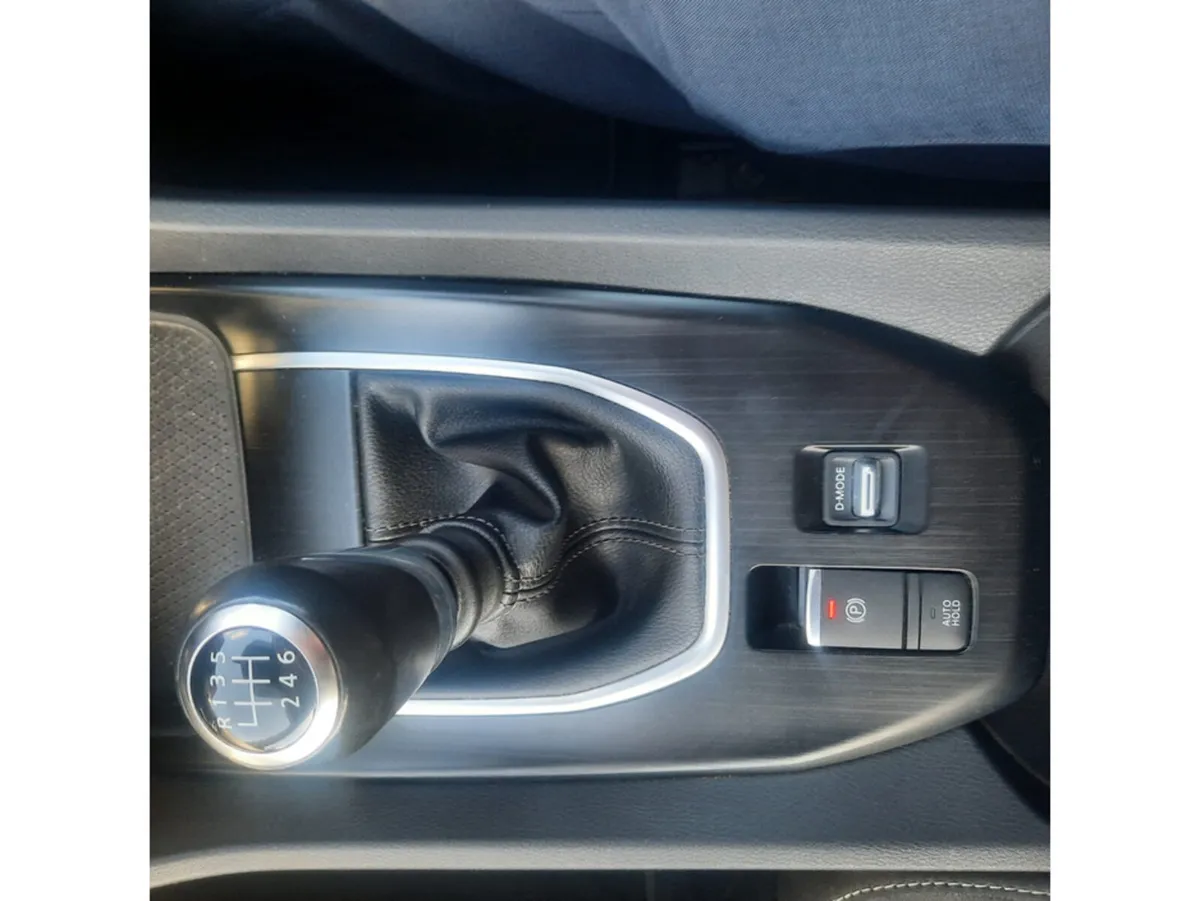Nissan Qashqai MPV, Petrol, 2022, Red