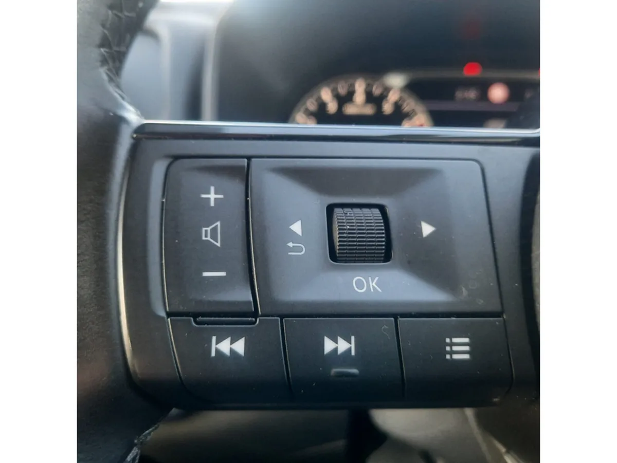 Nissan Qashqai MPV, Petrol, 2022, Red