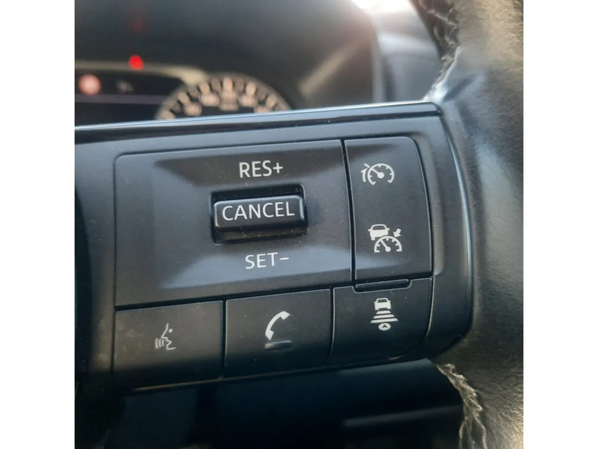 Nissan Qashqai MPV, Petrol, 2022, Red