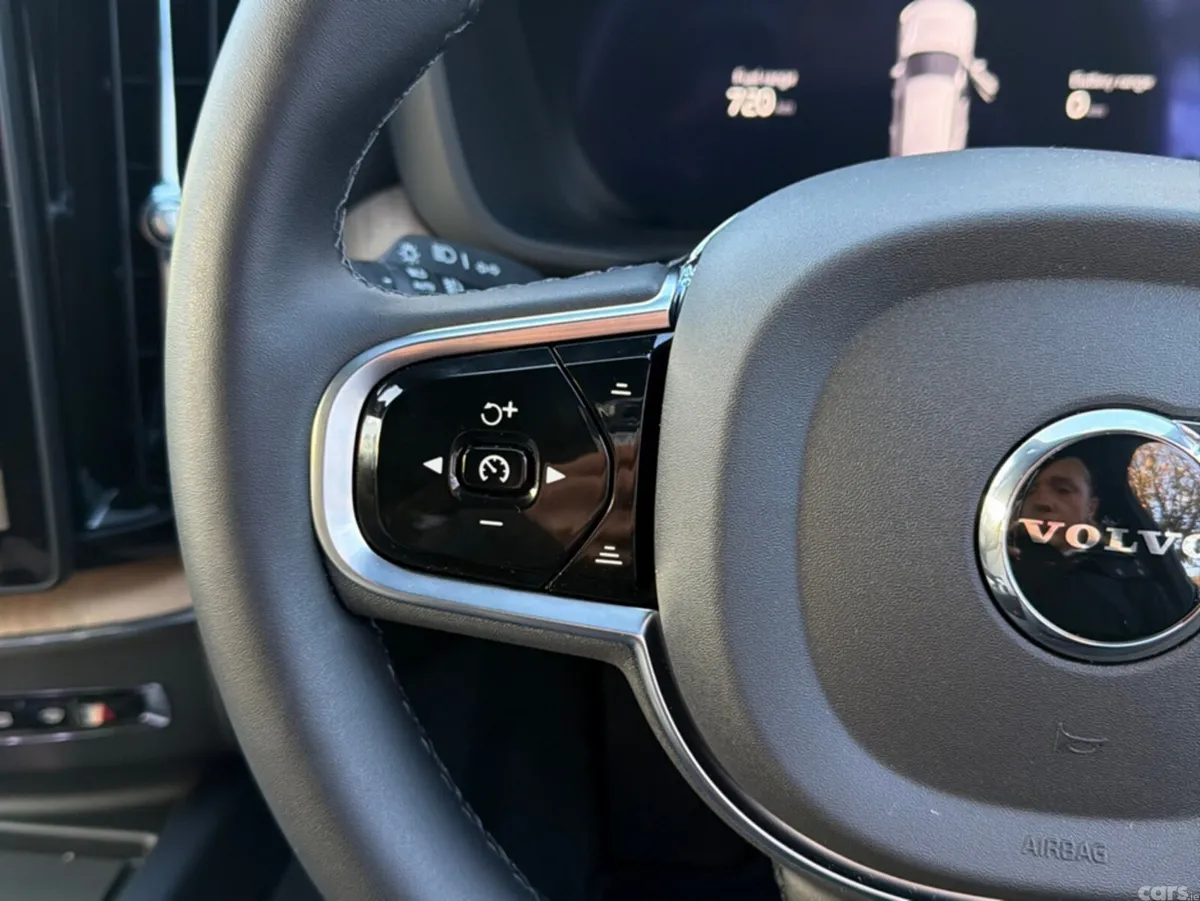 Volvo XC60 SUV, Petrol Plug-in Hybrid, 2026, Green