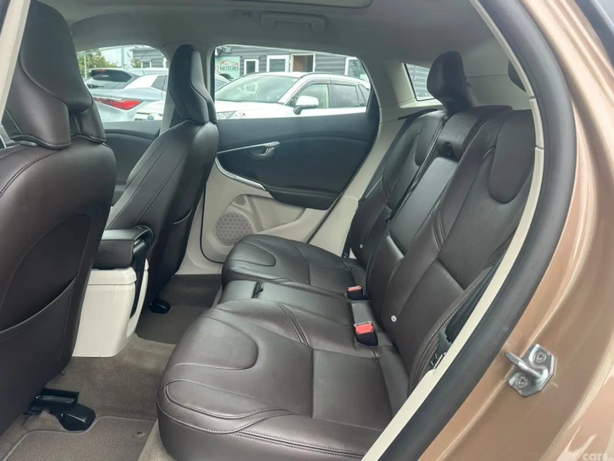 Volvo V40 Hatchback, Diesel, 2016, Brown