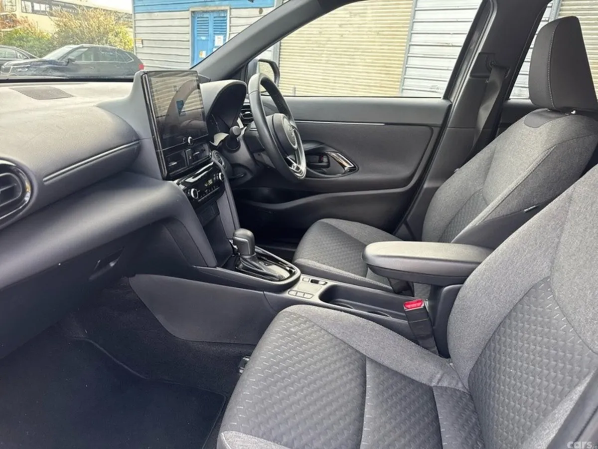 Toyota Yaris Cross Hatchback, Petrol Hybrid, 2025, Grey