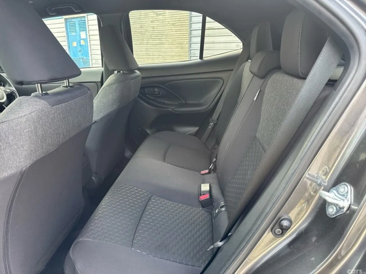 Toyota Yaris Cross Hatchback, Petrol Hybrid, 2025, Grey