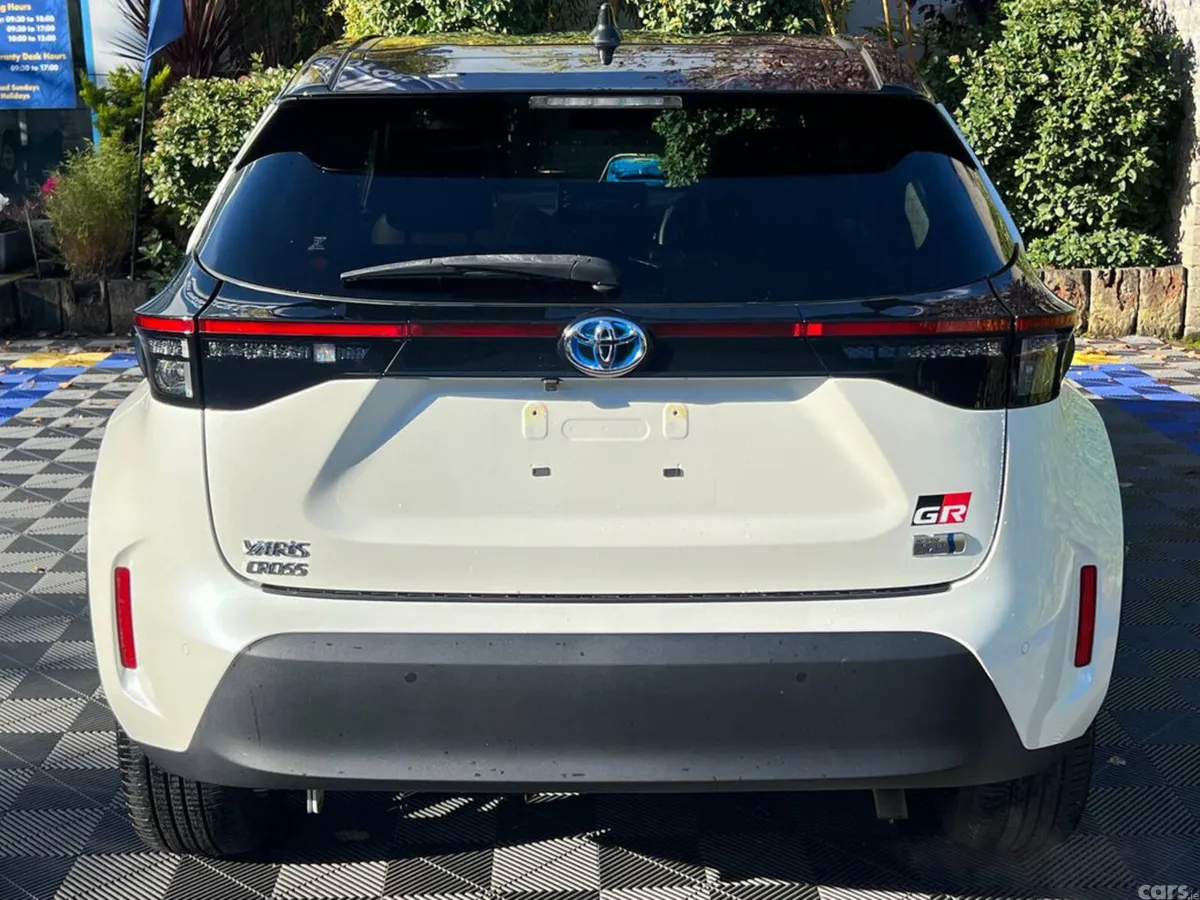 Toyota Yaris Cross Hatchback, Petrol Hybrid, 2021, White