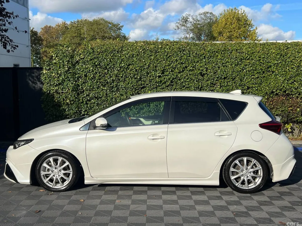 Toyota Auris Hatchback, Petrol Hybrid, 2017, White