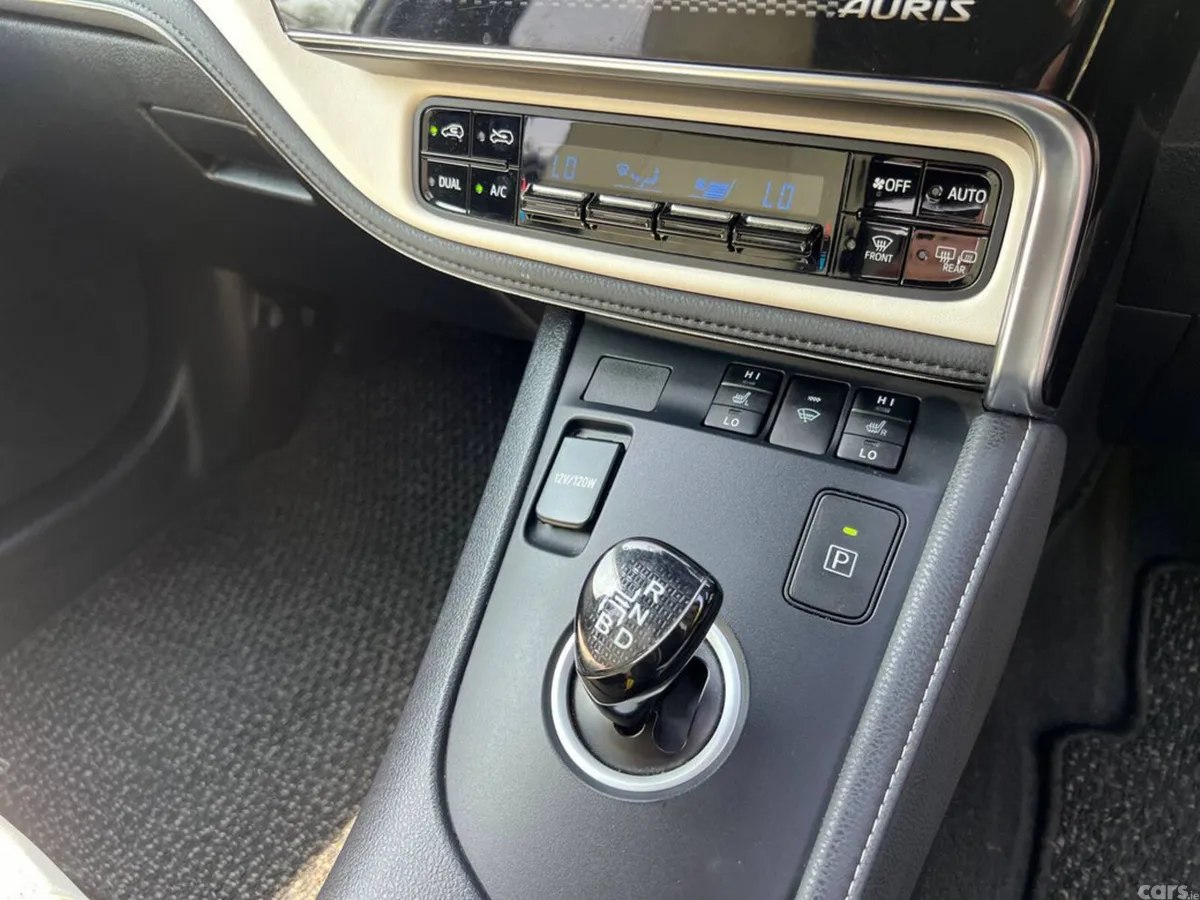 Toyota Auris Hatchback, Petrol Hybrid, 2017, White