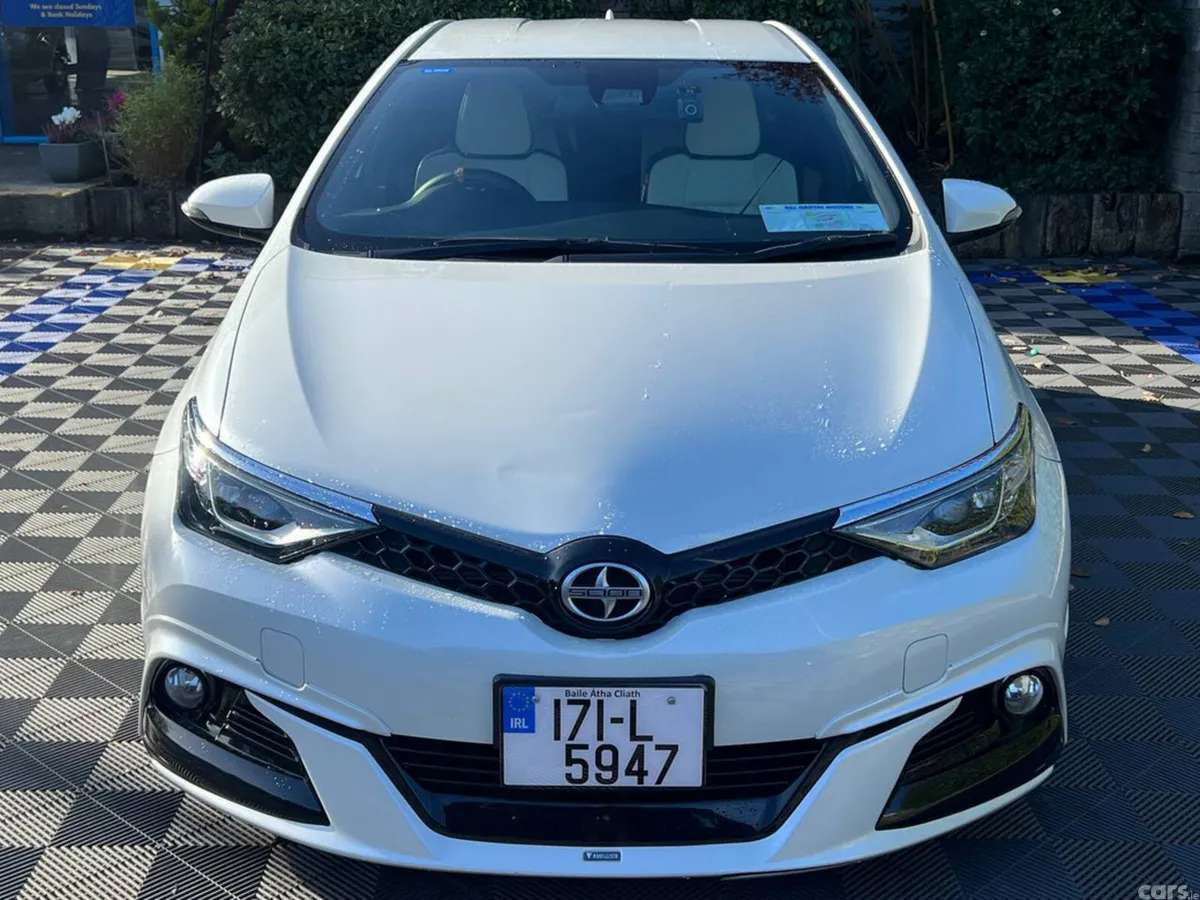 Toyota Auris Hatchback, Petrol Hybrid, 2017, White