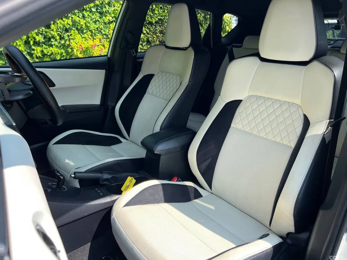 Toyota Auris Hatchback, Petrol Hybrid, 2017, White