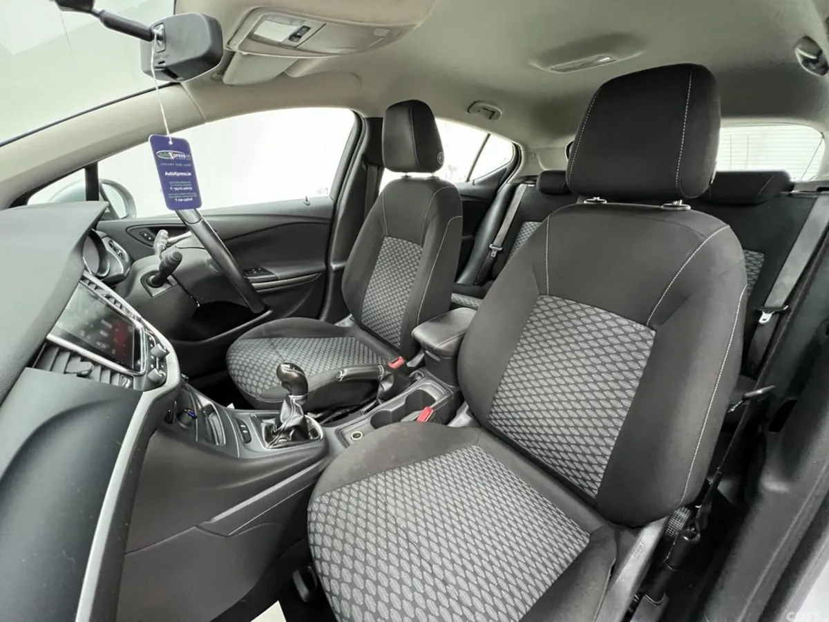 Vauxhall Astra Hatchback, Diesel, 2017, Silver