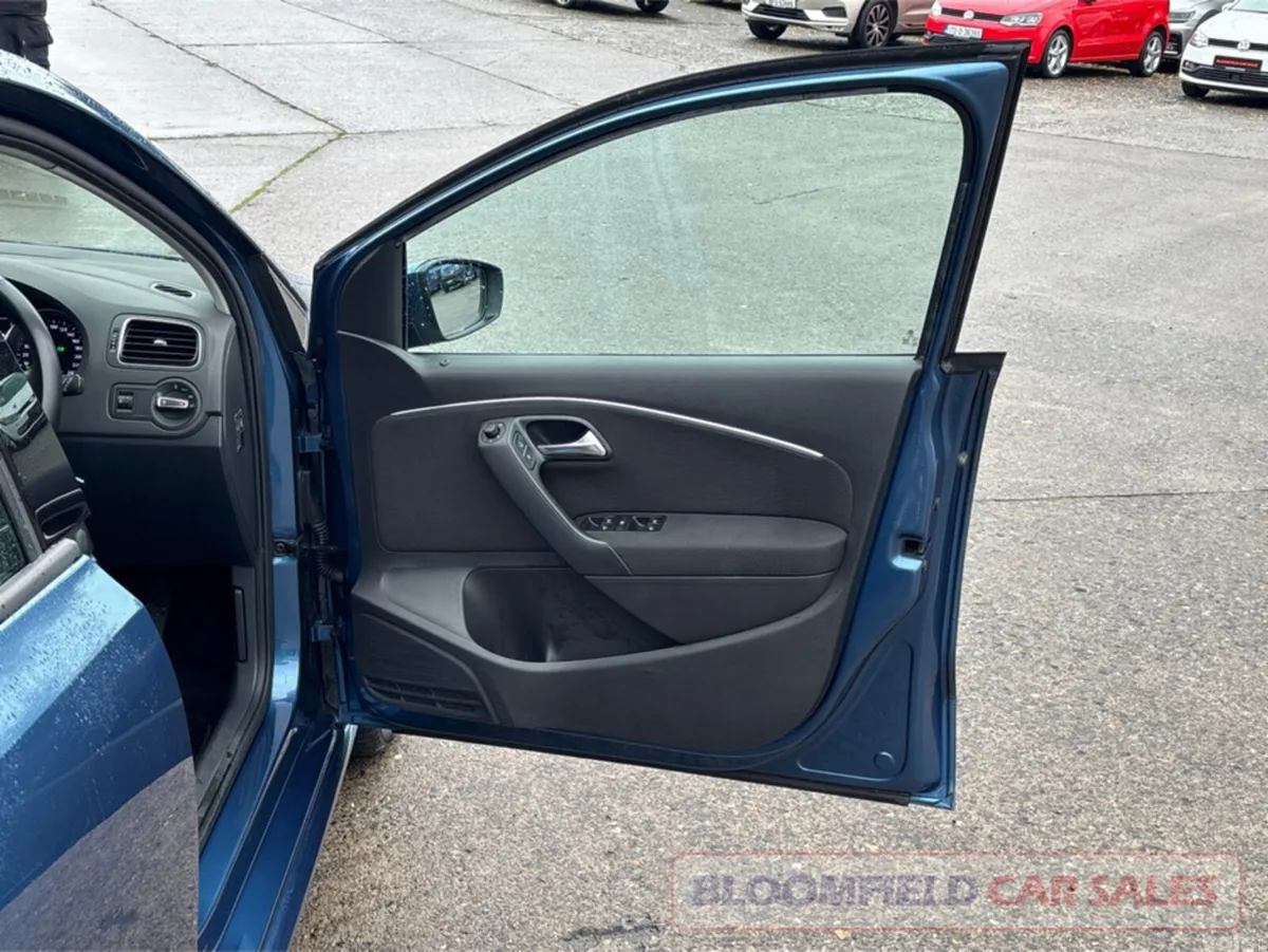 Volkswagen Polo Hatchback, Petrol, 2017, Blue