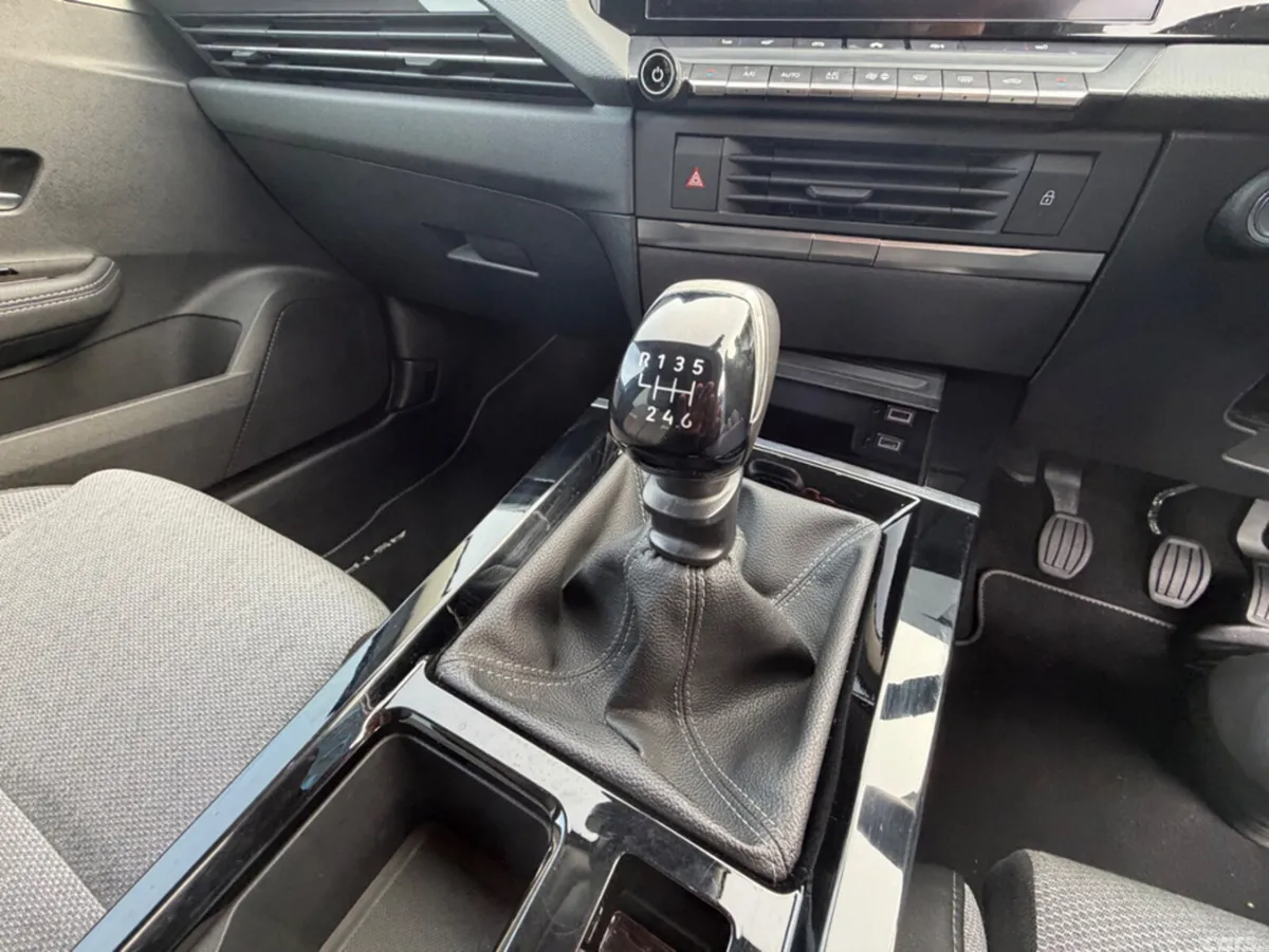 Opel Astra Hatchback, Diesel, 2022, White