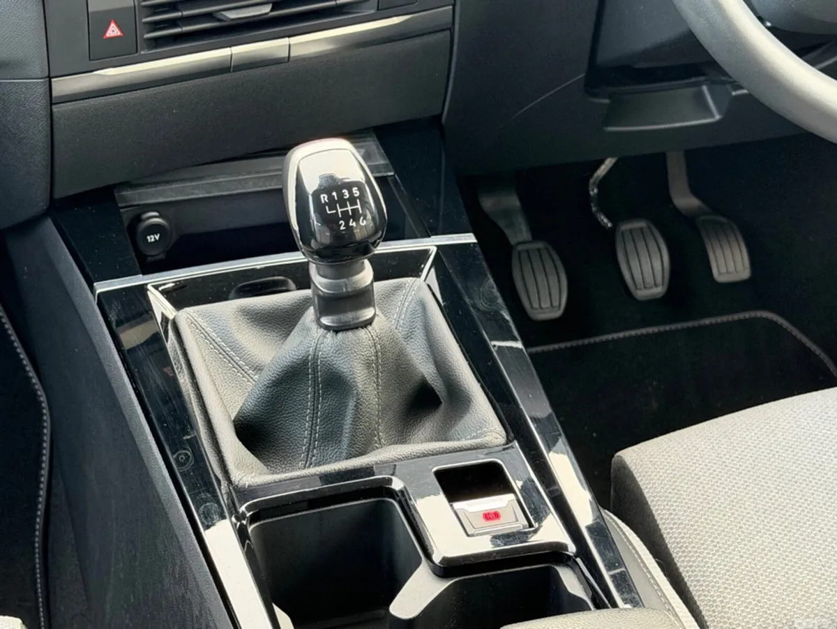 Opel Astra Hatchback, Diesel, 2022, White