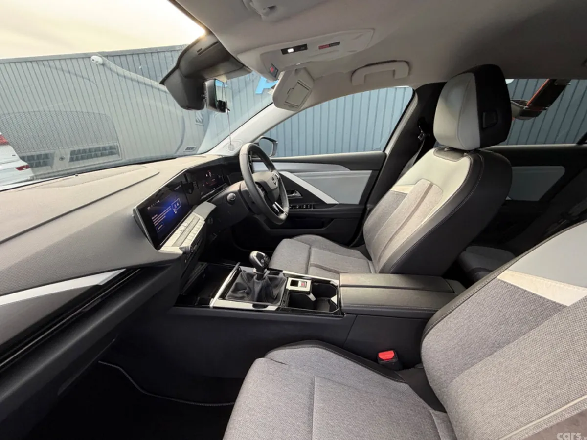 Opel Astra Hatchback, Diesel, 2022, White
