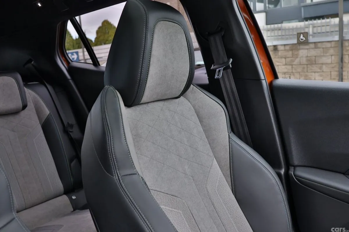 Peugeot 2008 Hatchback, Electric, 2021, Orange