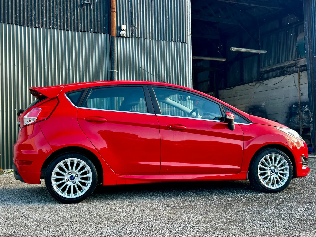 Ford Fiesta Hatchback, Petrol, 2014, Red