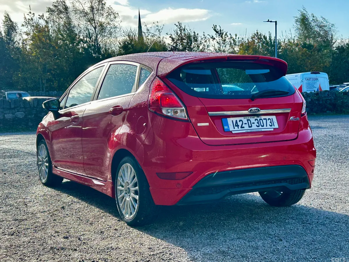 Ford Fiesta Hatchback, Petrol, 2014, Red