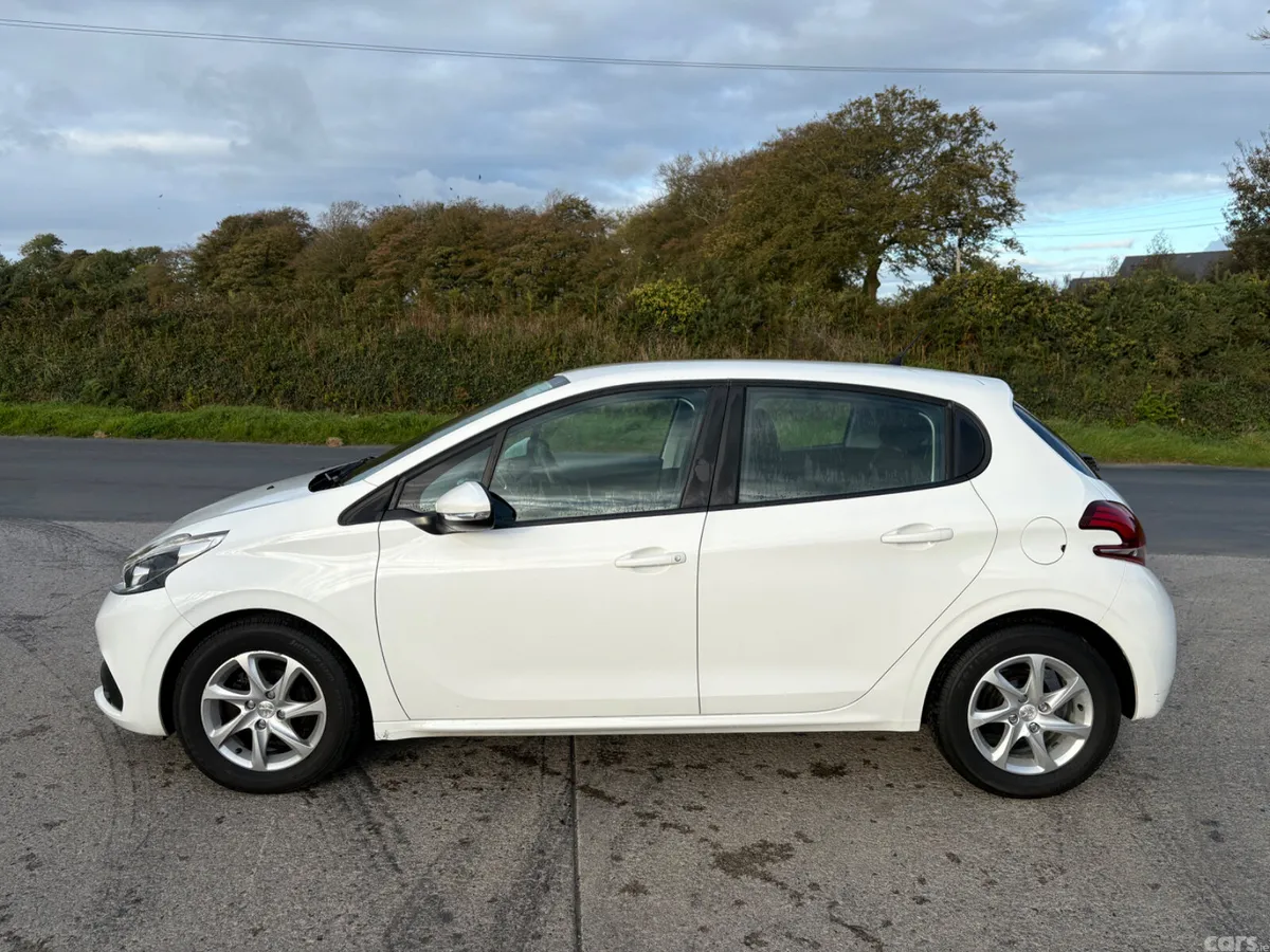 Peugeot 208 Hatchback, Petrol, 2016, White