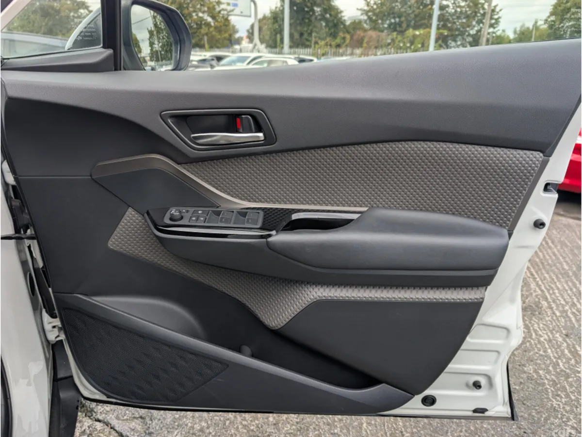 Toyota C-HR SUV, Petrol Hybrid, 2021, White