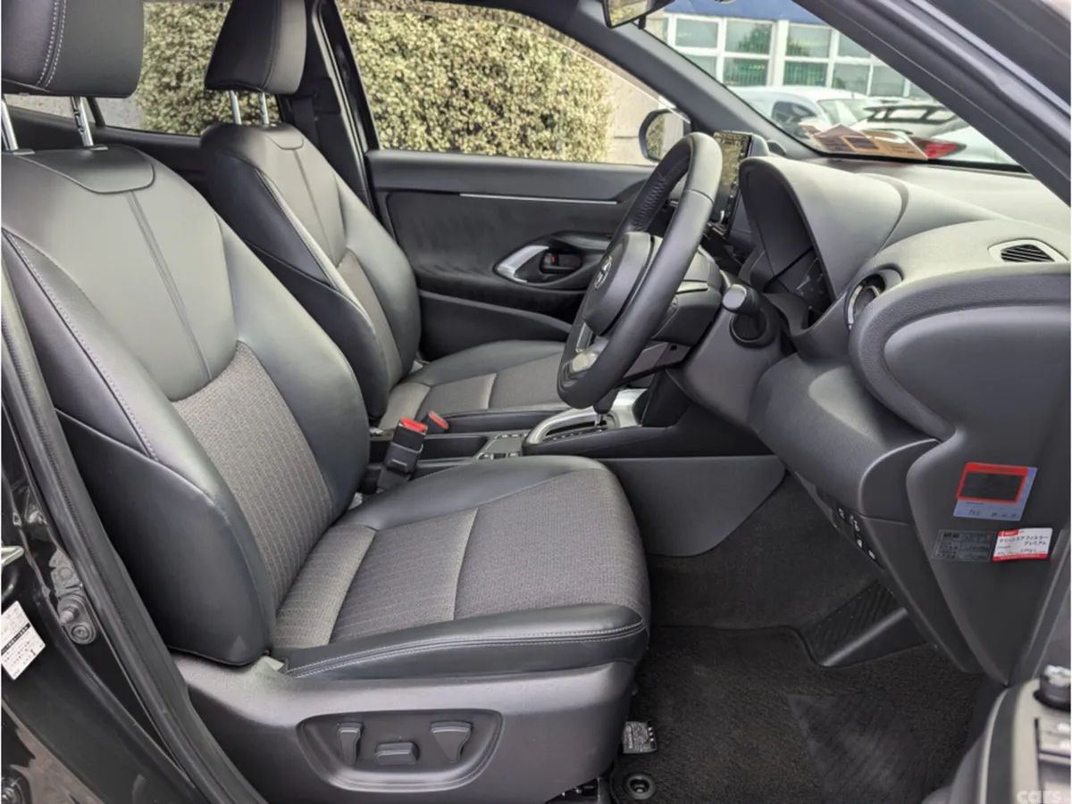 Toyota Yaris Cross Hatchback, Petrol Hybrid, 2023, Black