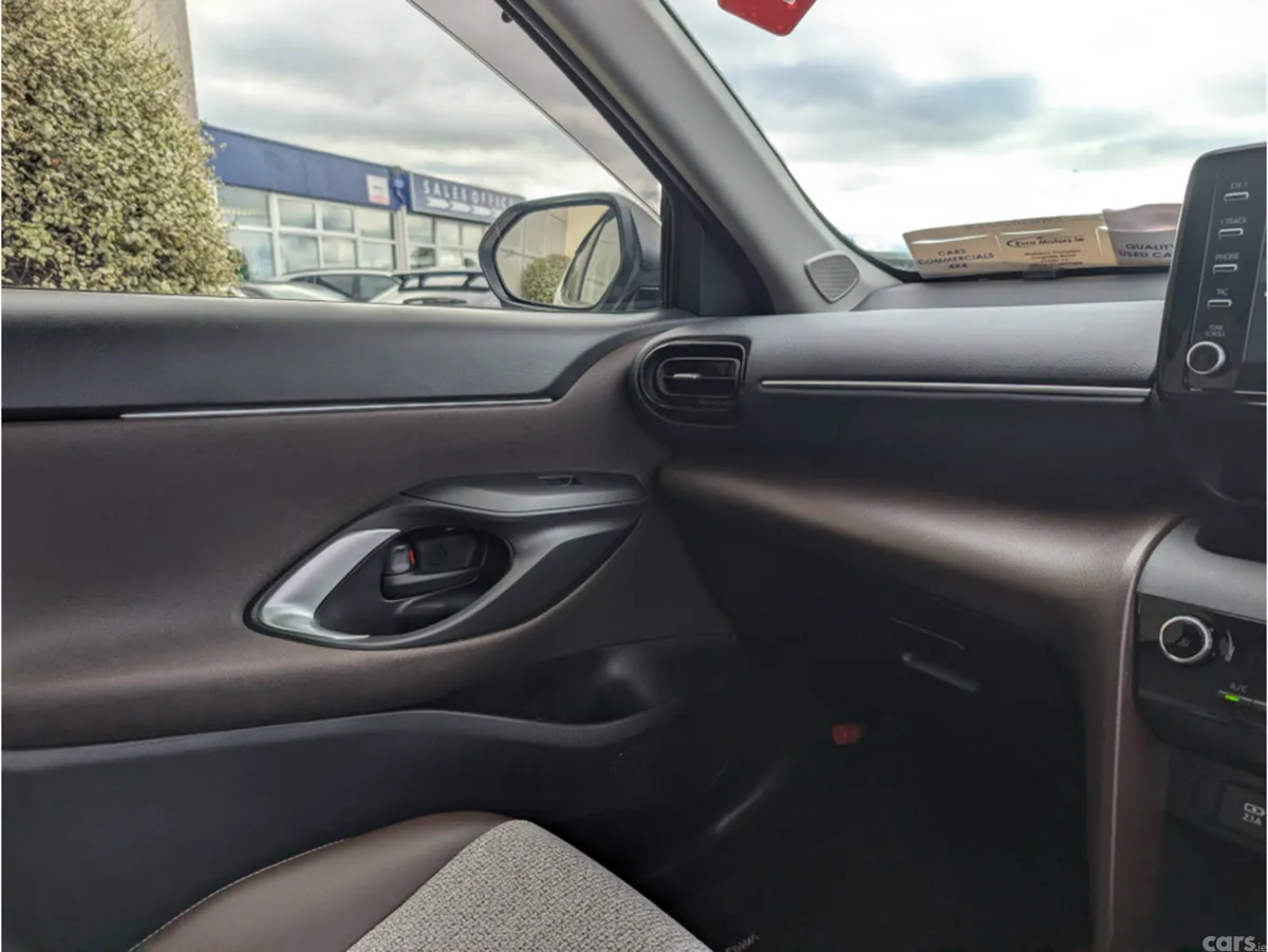 Toyota Yaris Cross Hatchback, Petrol Hybrid, 2022, White