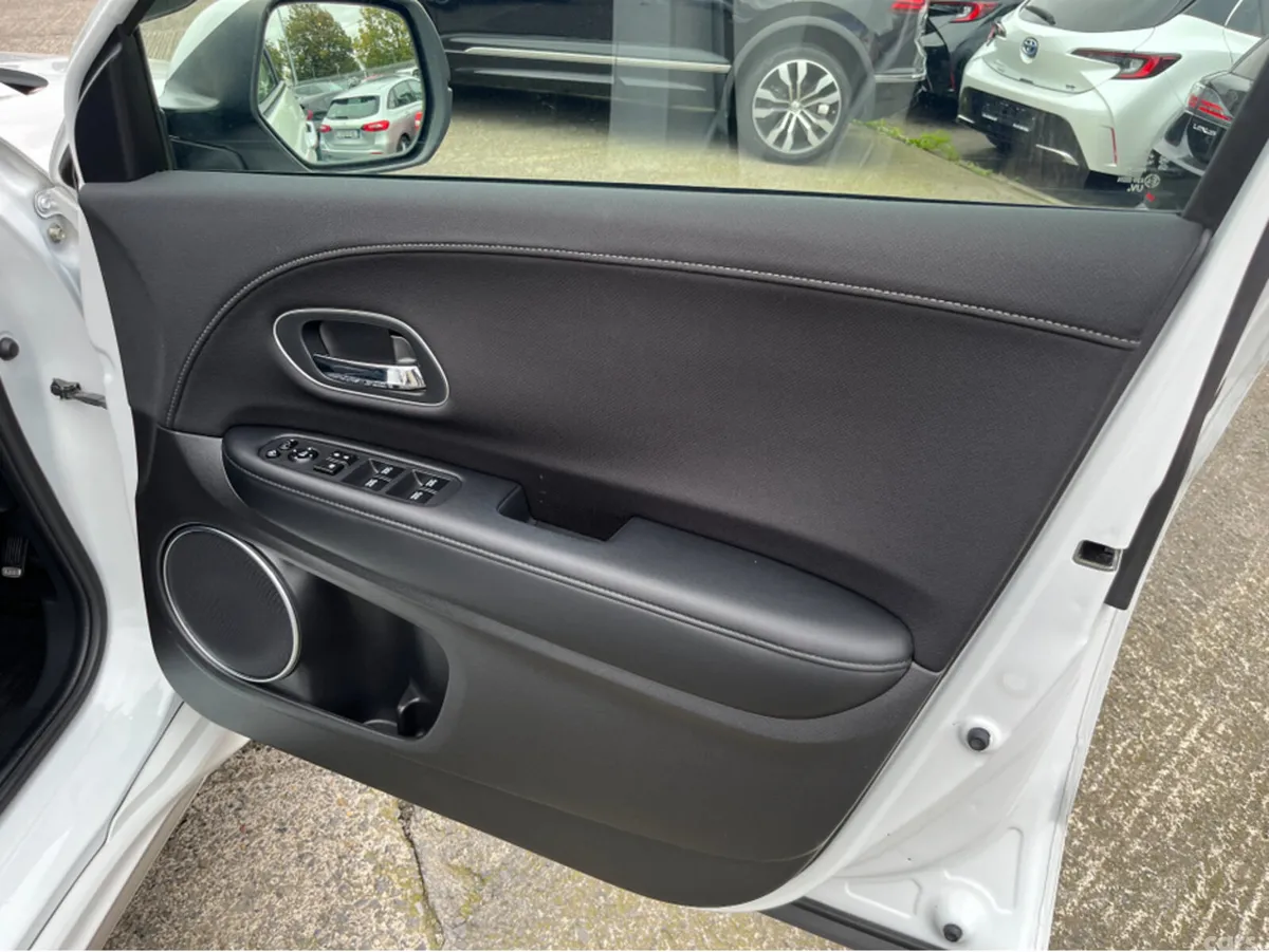 Honda Vezel SUV, Petrol Hybrid, 2021, White