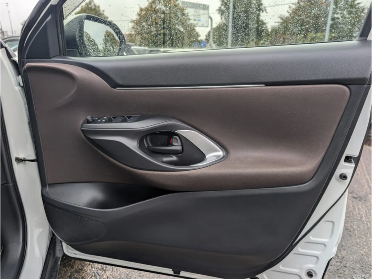 Toyota Yaris Cross Hatchback, Petrol Hybrid, 2022, White