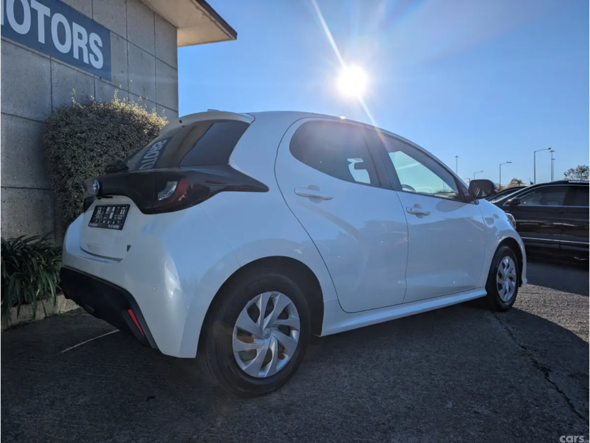 Toyota Yaris Hatchback, Petrol Hybrid, 2022, White