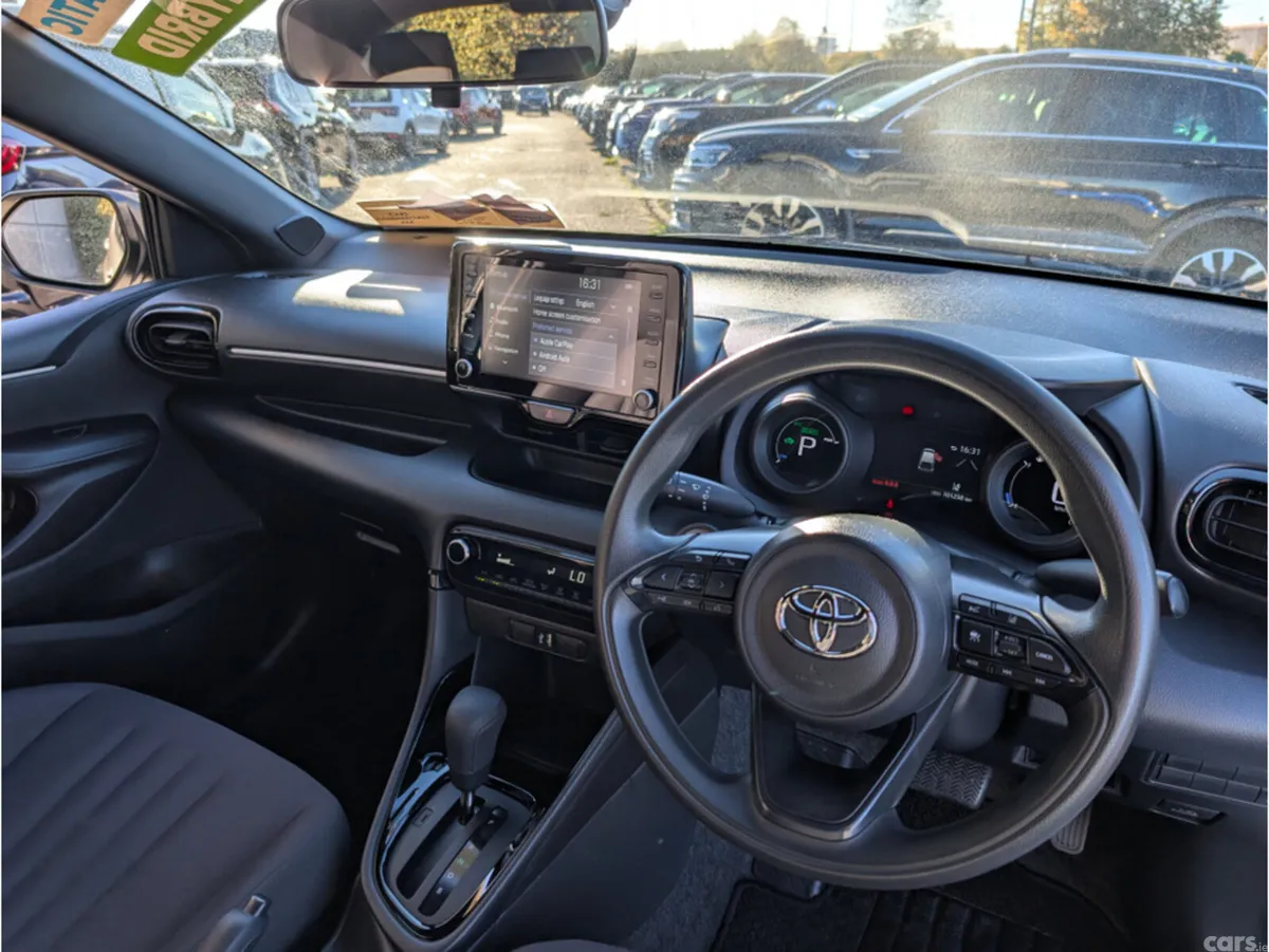 Toyota Yaris Hatchback, Petrol Hybrid, 2022, White