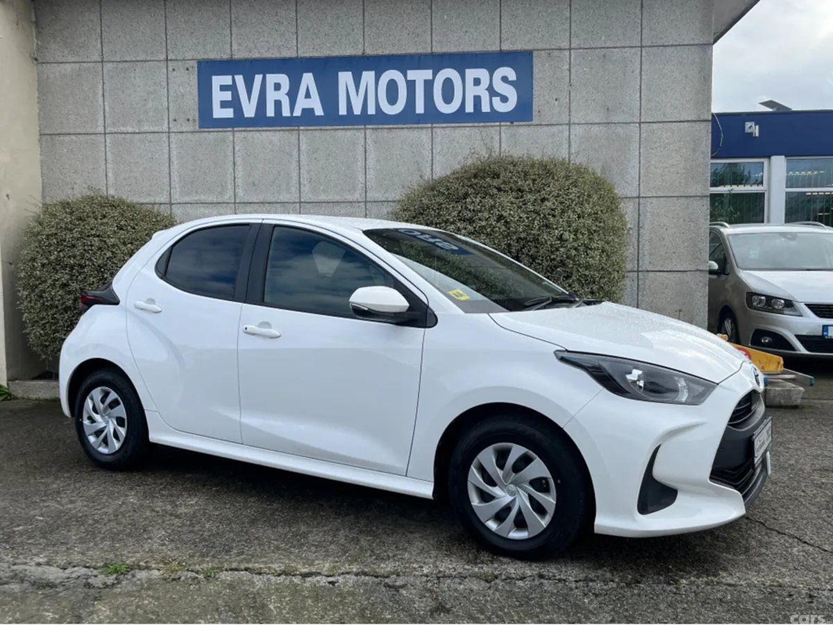 Toyota Yaris Hatchback, Petrol Hybrid, 2023, White