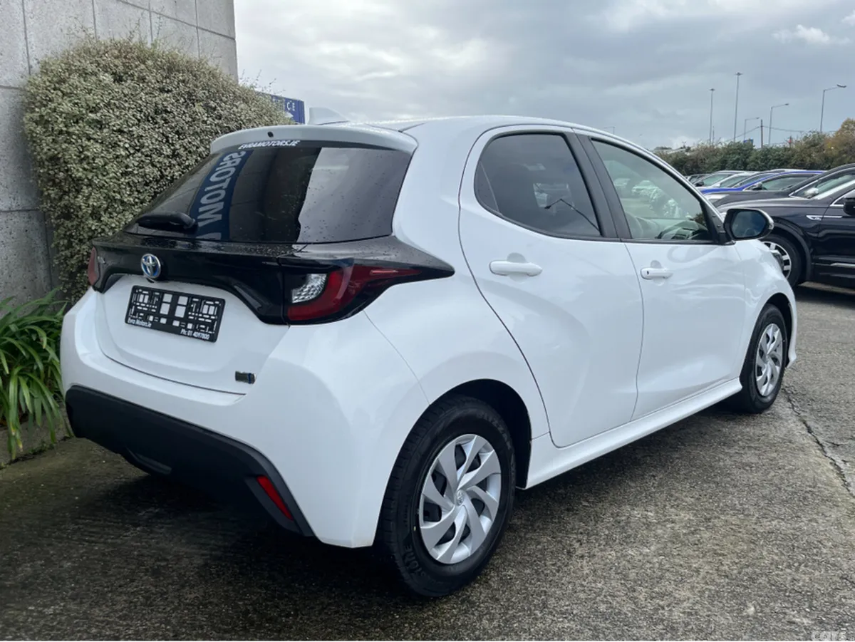 Toyota Yaris Hatchback, Petrol Hybrid, 2023, White