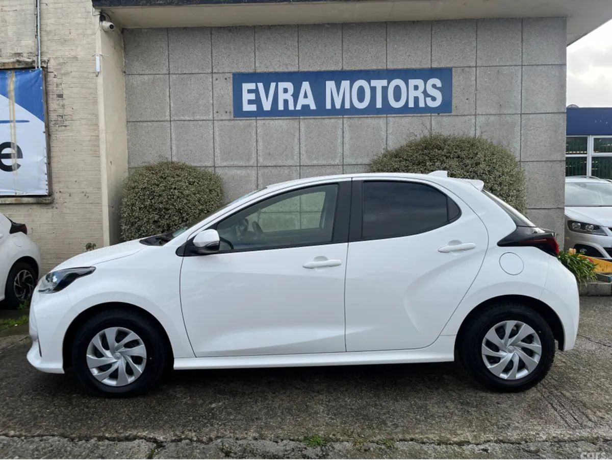 Toyota Yaris Hatchback, Petrol Hybrid, 2023, White