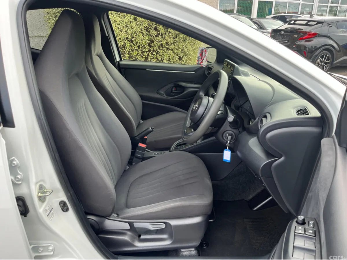 Toyota Yaris Hatchback, Petrol Hybrid, 2023, White