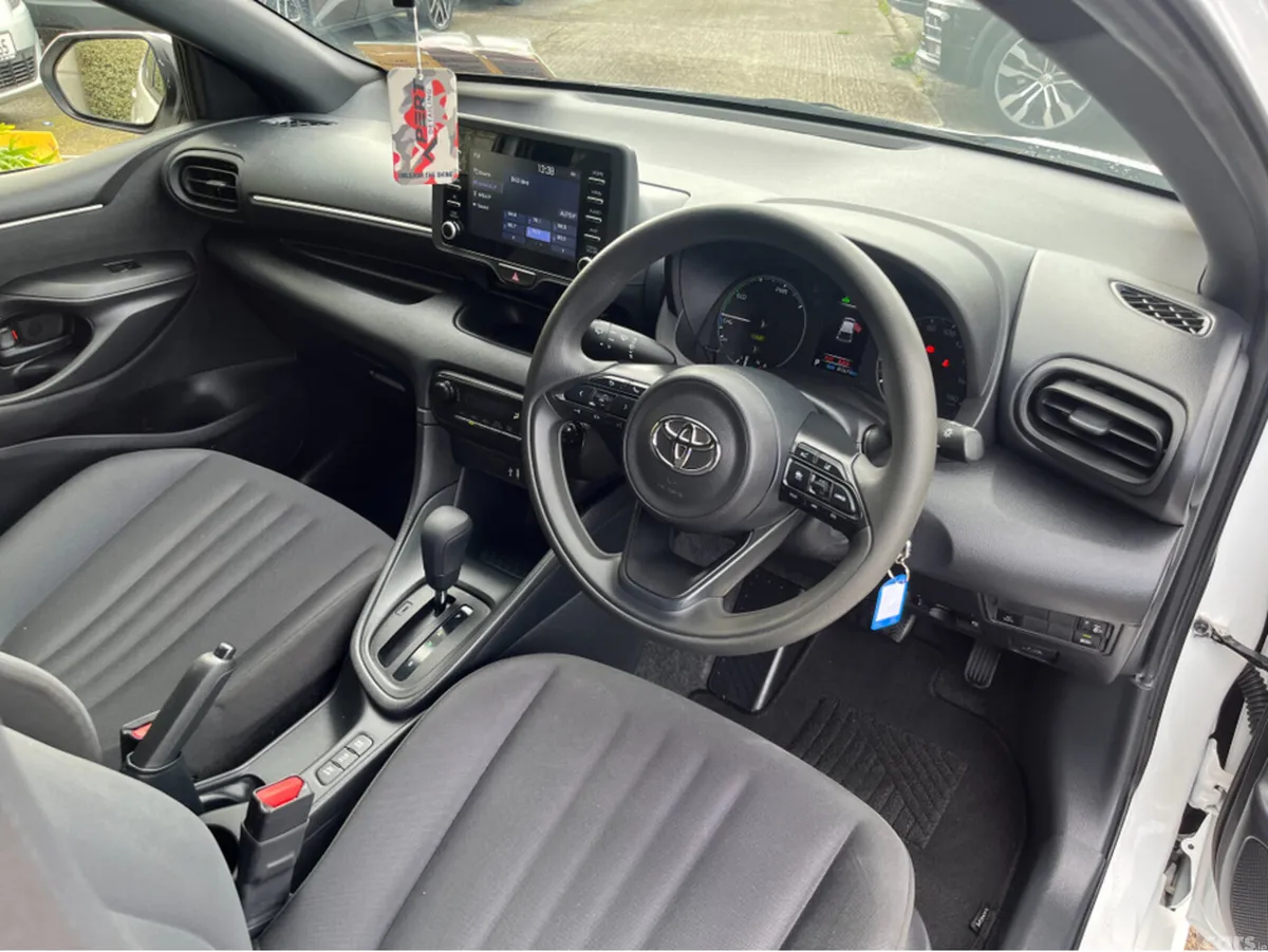 Toyota Yaris Hatchback, Petrol Hybrid, 2023, White