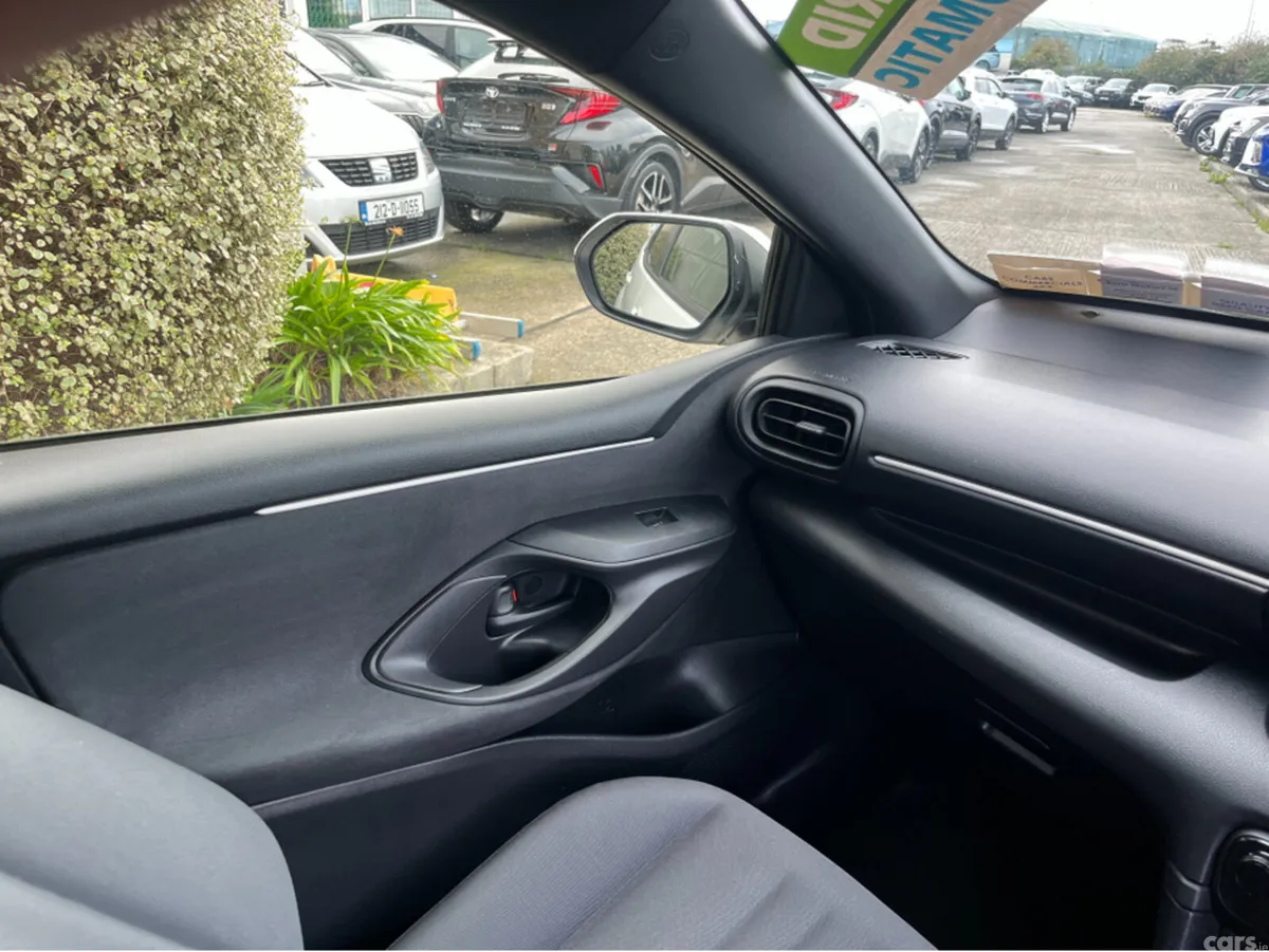 Toyota Yaris Hatchback, Petrol Hybrid, 2023, White