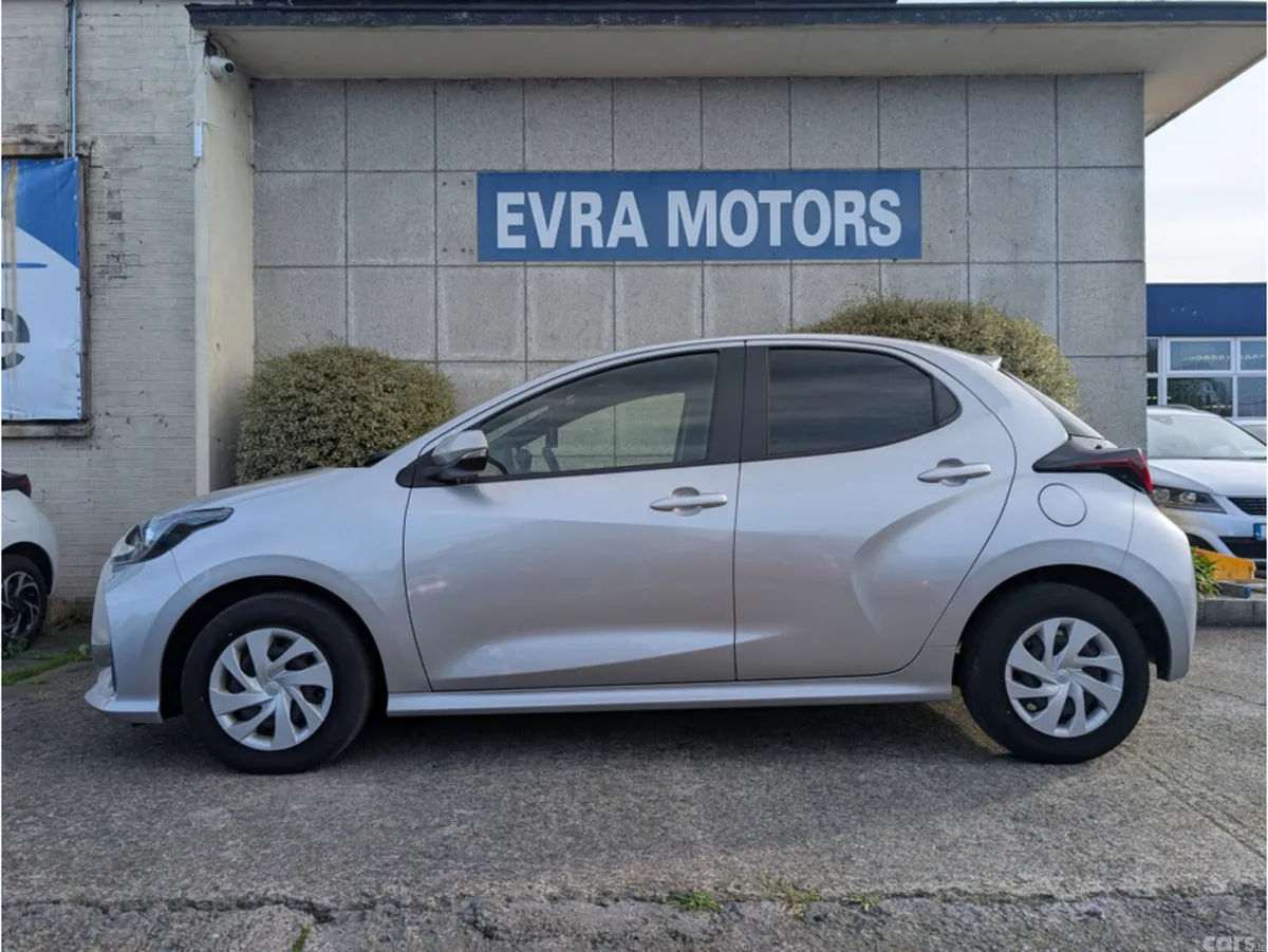 Toyota Yaris Hatchback, Petrol Hybrid, 2023, Silver