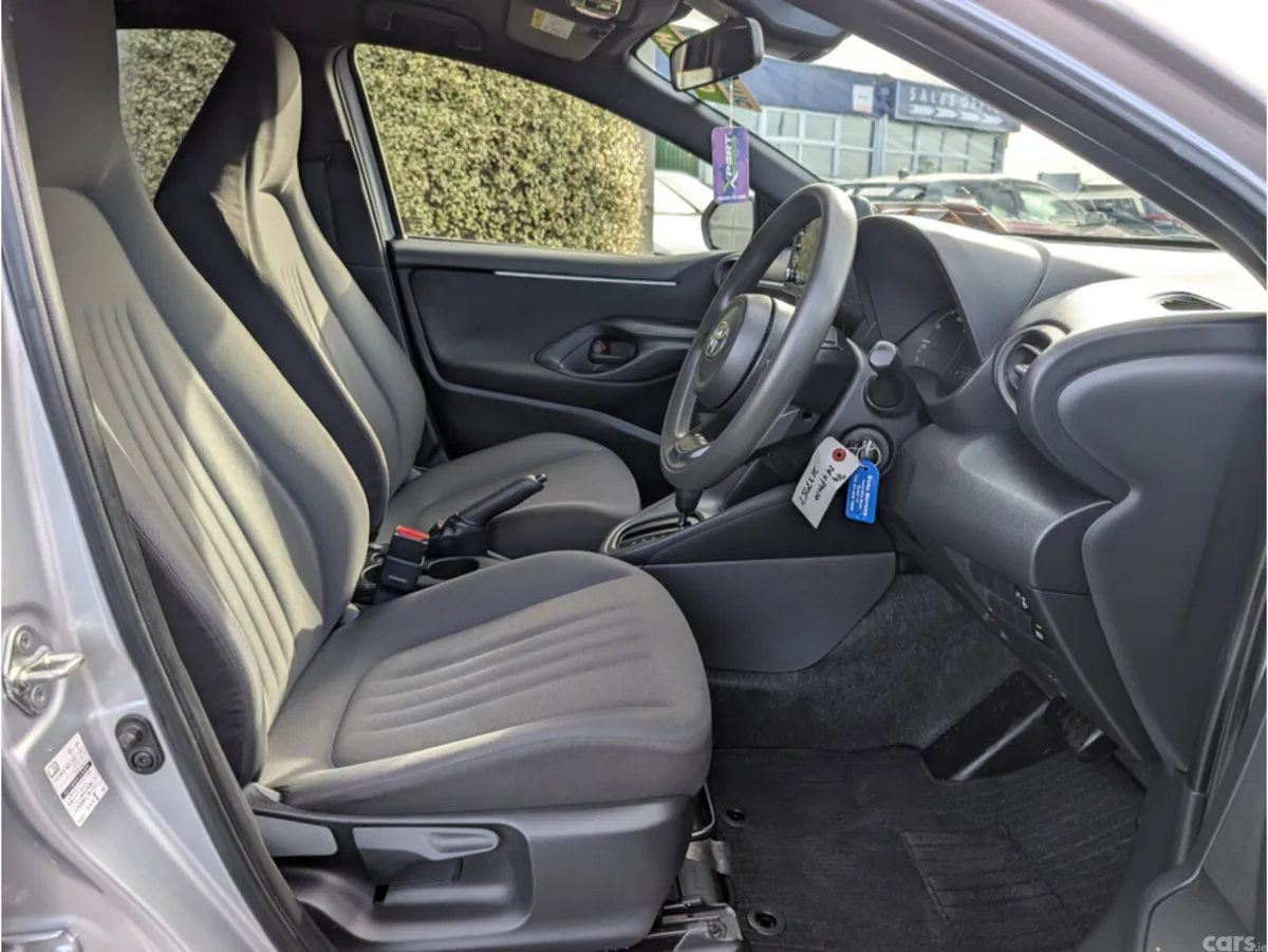 Toyota Yaris Hatchback, Petrol Hybrid, 2023, Silver