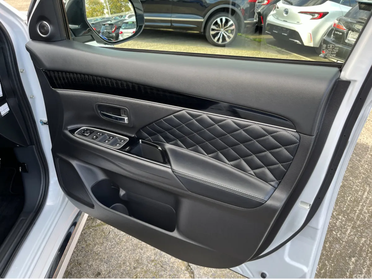 Mitsubishi Outlander SUV, Petrol Plug-in Hybrid, 2021, White