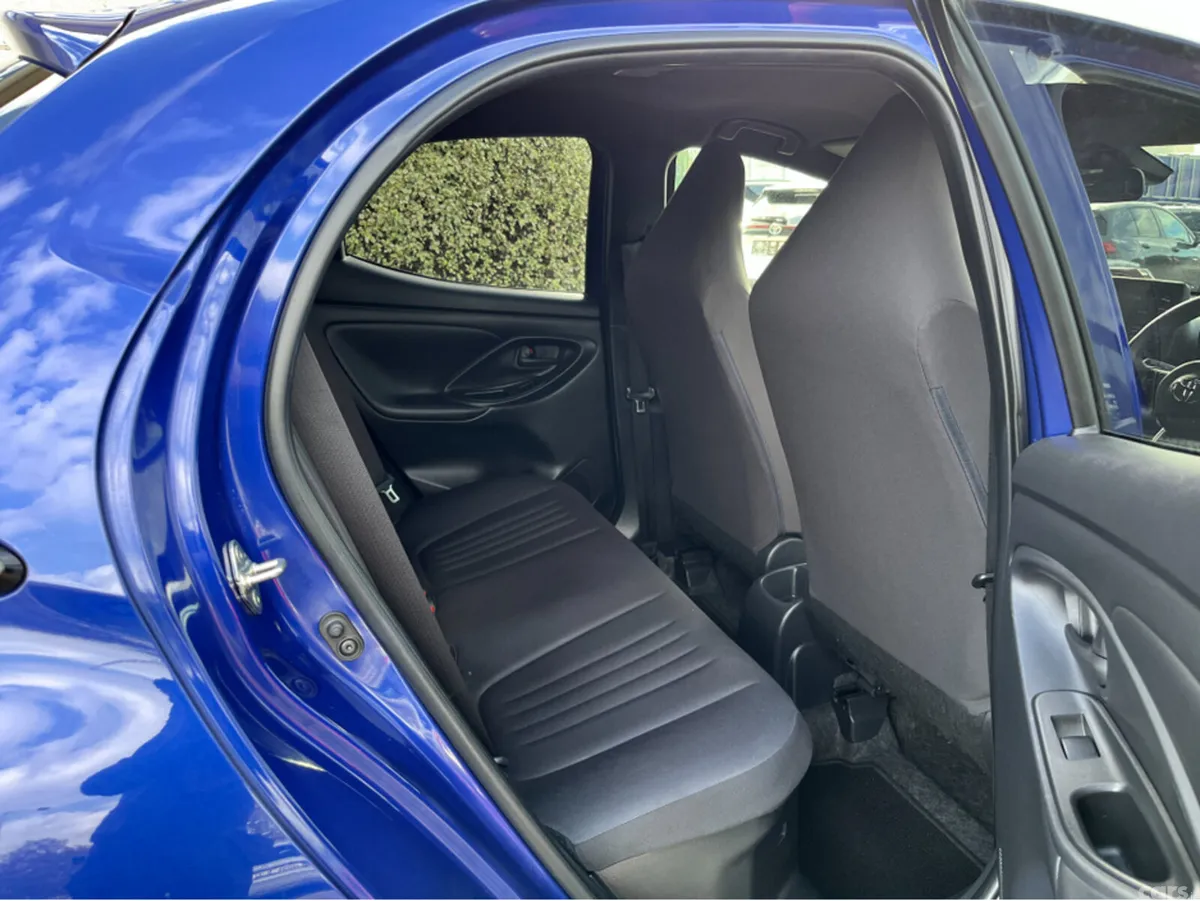 Toyota Yaris Hatchback, Petrol Hybrid, 2023, Blue