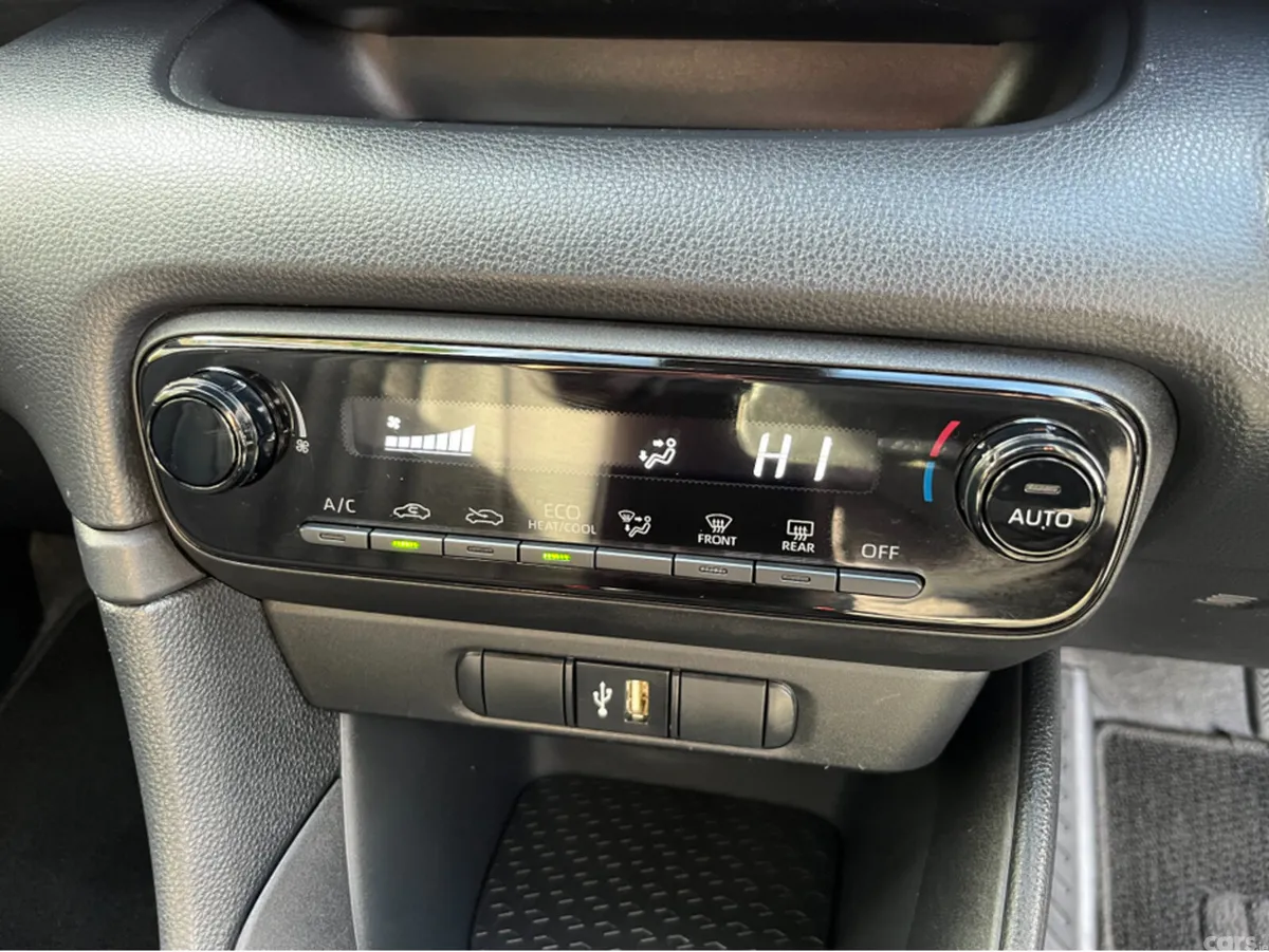 Toyota Yaris Hatchback, Petrol Hybrid, 2023, Blue