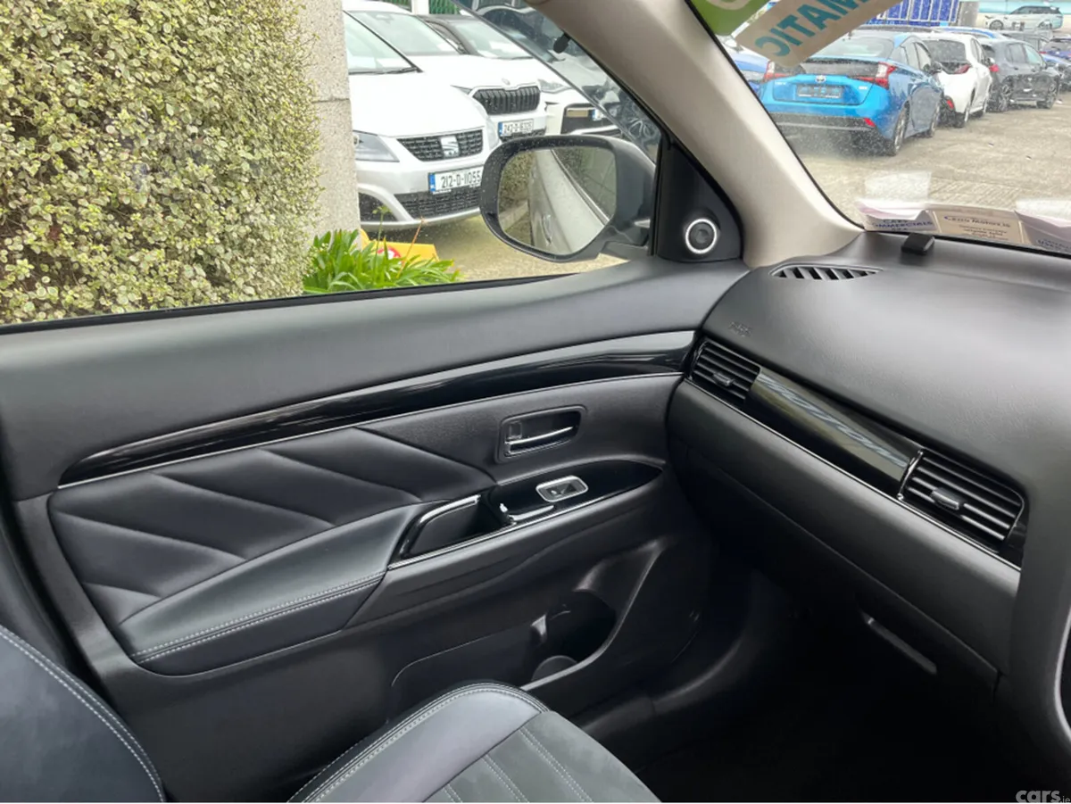 Mitsubishi Outlander SUV, Petrol Plug-in Hybrid, 2019, White
