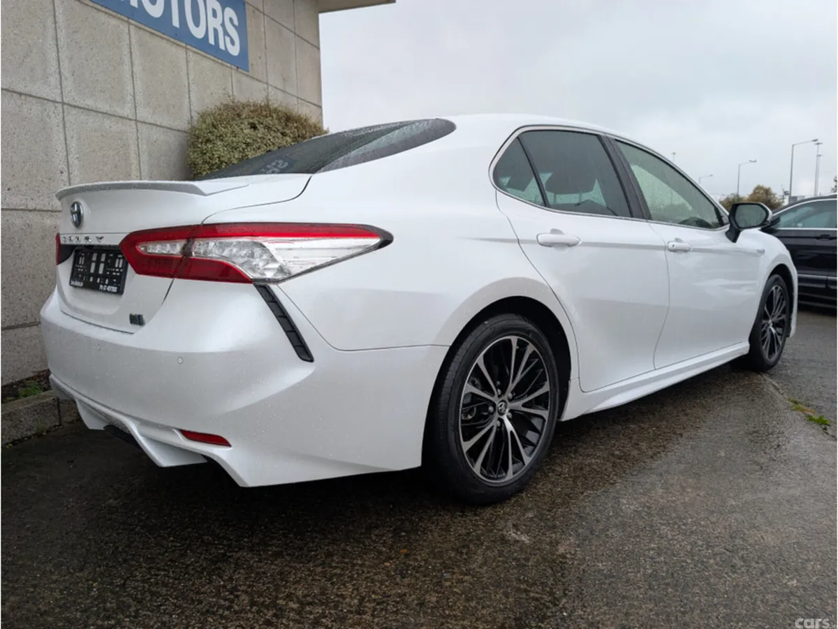 Toyota Camry Saloon, Petrol Hybrid, 2019, White