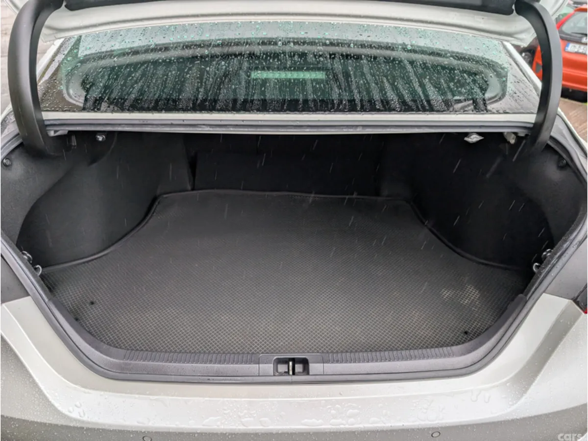 Toyota Camry Saloon, Petrol Hybrid, 2019, White