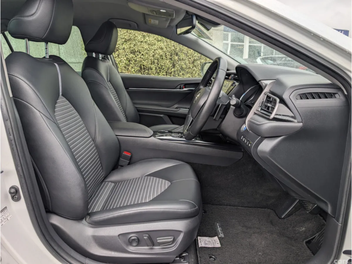 Toyota Camry Saloon, Petrol Hybrid, 2019, White