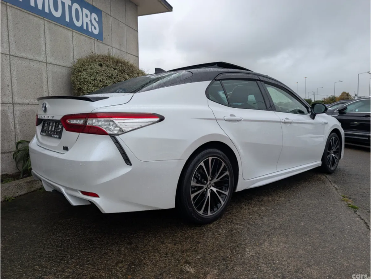 Toyota Camry Saloon, Petrol Hybrid, 2020, White